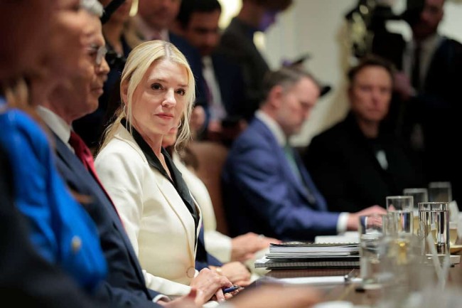 Pam Bondi ordena investigar procedimientos transgnero en menores