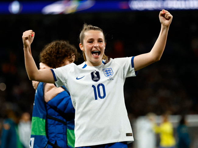 Prohben a jugadores trans participar en soccer femenino en Reino Unido
