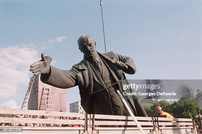 Estatua de Lenin derribada en Kirguistn