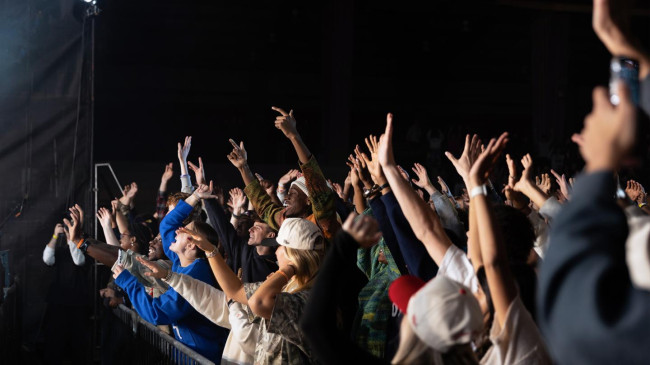 Cientos de personas entregan sus vidas a Jess en la Universidad de Clemson