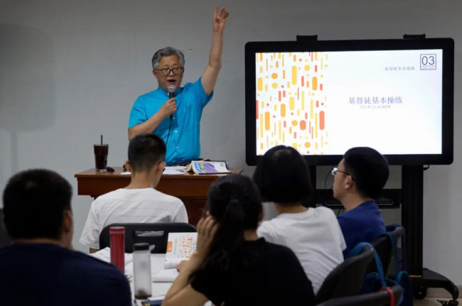 Comunistas chinos arrestan a 18 pastores por evangelismo en línea