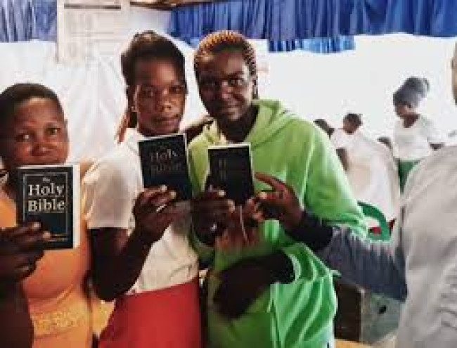 Traductores Luteranos de la Biblia entregaron una nueva Biblia a la tribu de Ghanav