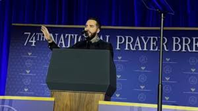 Bukele da gloria a Dios por la transformación de El Salvador en el Desayuno Nacional de Oración en EEUU